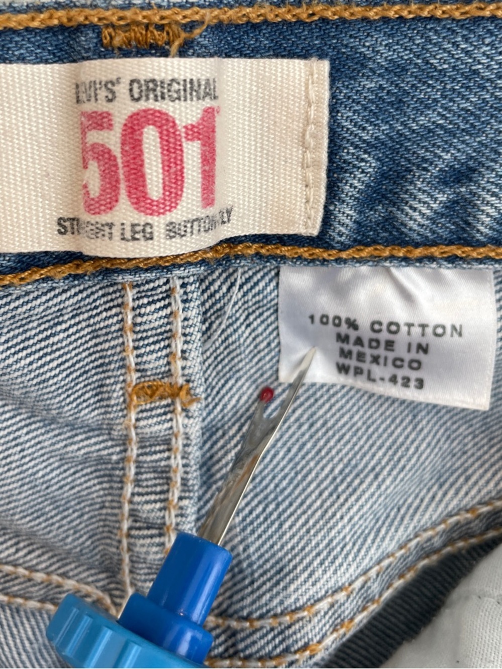 Levi's Men's 501 Button-fly Straight Jeans in Medium Blue Wash 28 x 32 - Picture 2 of 11